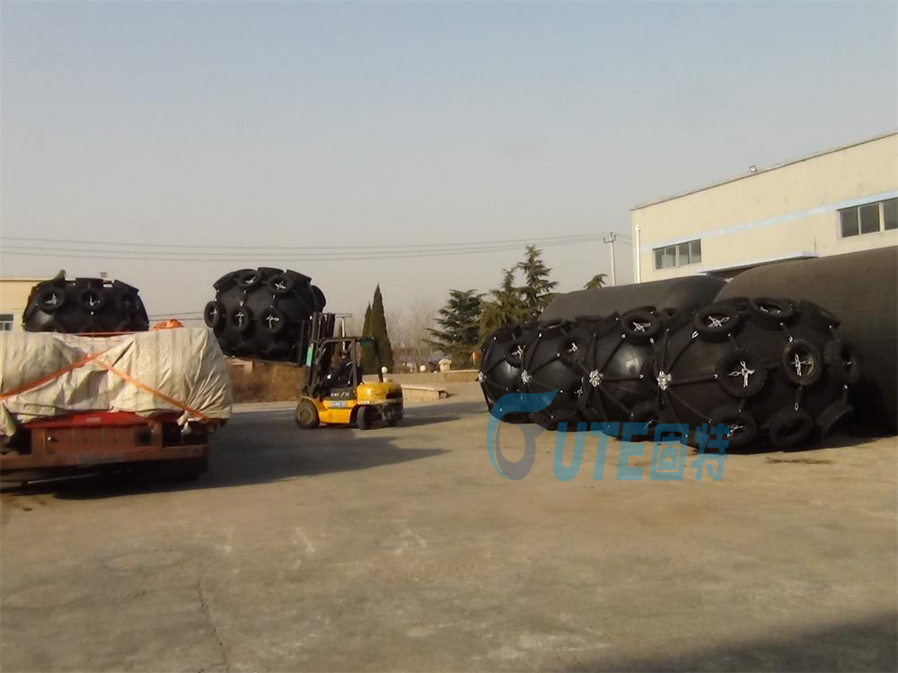 We supply all kinds of inflatable rubber fender
