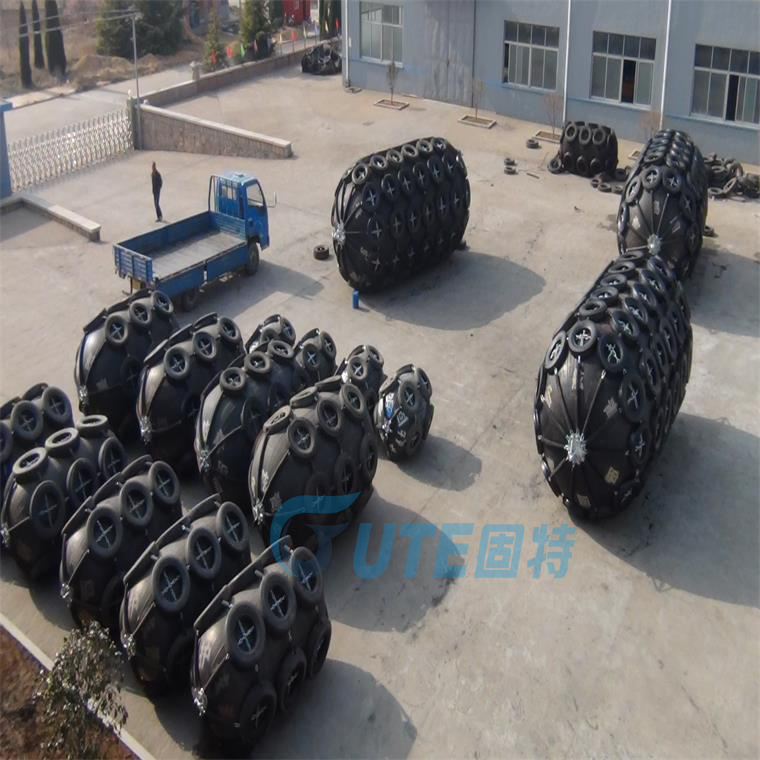 Inflatable rubber fender for ship