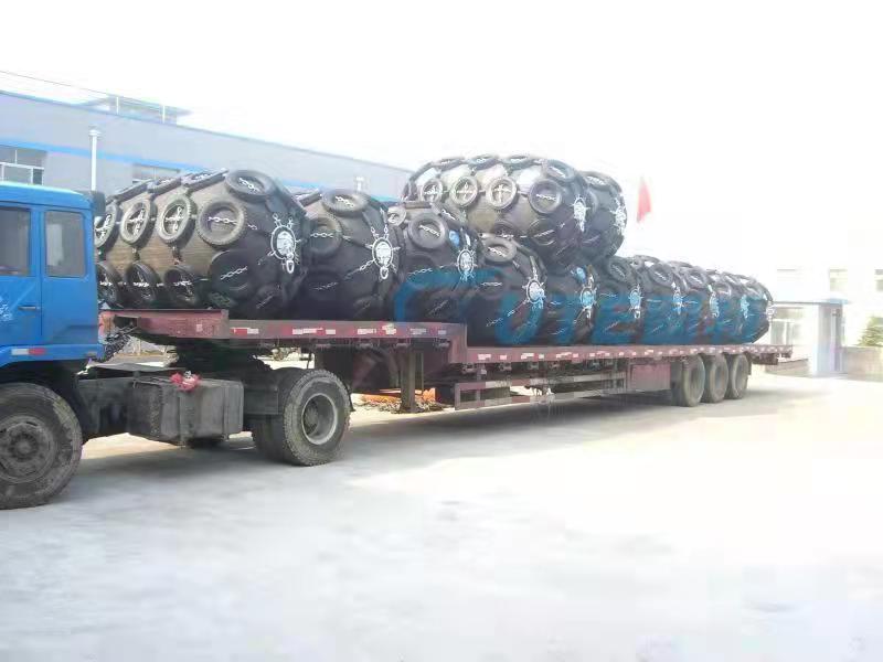 Inflatable rubber fender for ship